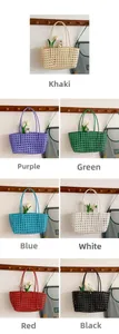 Détail de sacs tissés ajourés colorés en kaki, violet, bleu et vert pour le shopping