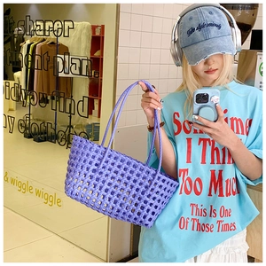 Détail du sac cabas en maille violette montrant le motif ajouré et les anses circulaires