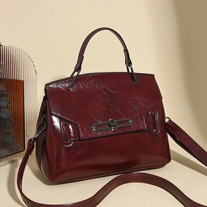 Sac à main rétro en cuir ciré rouge foncé brillant avec boucle métallique chic