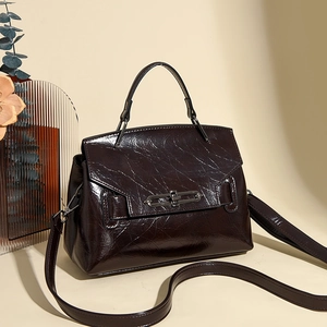 Sac à main vintage en cuir ciré marron foncé avec boucle métallique et décor élégant