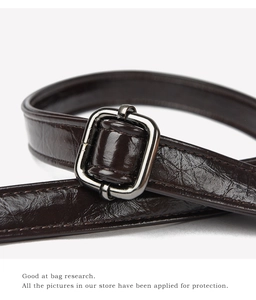 Gros plan détaillé du bracelet en cuir marron foncé avec boucle métallique carrée