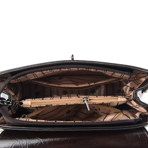 Vue intérieure du sac en cuir marron foncé montrant trois compartiments et une poche zippée