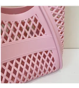 Détail du motif ajouré rose sur un grand sac à main tendance de style panier