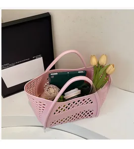 Vue détaillée de l'intérieur d'un sac à main rose tressé montrant sa grande capacité