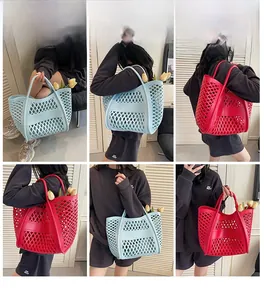 Vues détaillées des sacs fourre-tout ajourés bleu clair et rouges sous différents angles