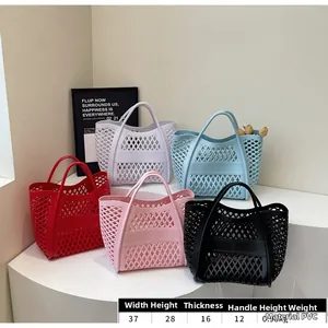Dimensions détaillées du sac cabas ajouré en PVC disponible en rouge blanc bleu et rose
