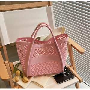 Détail d'un sac cabas rose ajouré sur une chaise blanche avec décor de tulipes esthétique