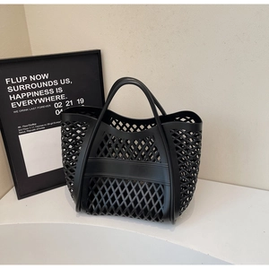 Détail du sac fourre-tout en maille ajourée noire avec sangle centrale et poignées