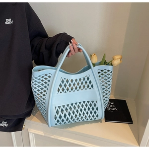 Détail du sac cabas évidé bleu ciel avec structure en treillis durable pour la plage d'été