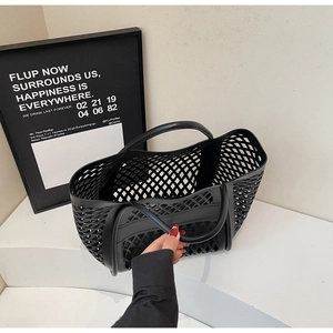 Sac fourre-tout noir ajouré avec motifs en losange et poignées rondes élégantes