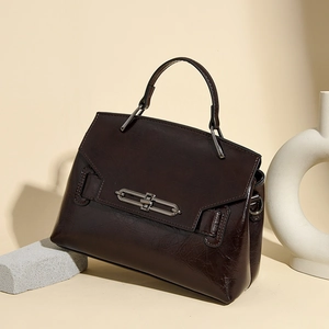 Sac à main rétro marron café en cuir huilé avec boucle en métal sur fond minimaliste