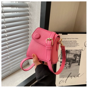 Détail d'un mini sac bandoulière rose en cuir PU montrant la sangle réglable