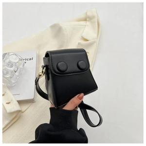 Détail d'un mini sac bandoulière noir avec doubles boucles rondes et fini mat