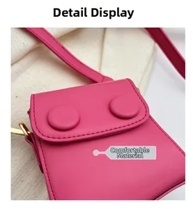 Gros plan d'un mini sac rose montrant la texture grainée et les détails de couture