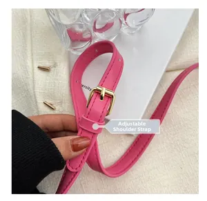 Détail de la bandoulière réglable en similicuir rose avec boucle en métal doré poli