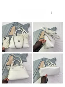 Vues détaillées d'un sac blanc en cuir avec nœud en dentelle et chaîne argentée sous 4 angles