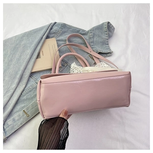 Sac à main rose en similicuir avec finition lisse et détails intérieurs en dentelle