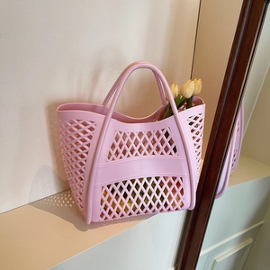 Sac à main rose ajouré en maille avec doubles poignées et rayure décorative d'été