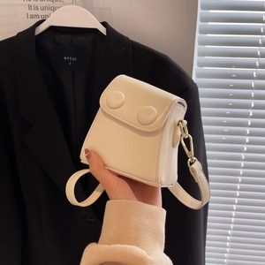 Petit sac à main rétro en cuir crème avec double boucle et bandoulière réglable