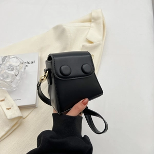 Mini sac à bandoulière noir avec doubles boucles rondes et détails métalliques dorés