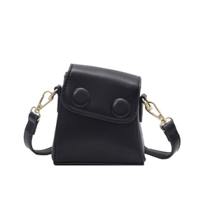 Mini sac bandoulière trapèze en cuir noir mat avec finitions dorées et deux boucles rondes