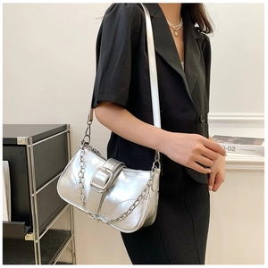 Dettaglio della borsa a tracolla argento metallizzato con cinturino in pelle e catena decor