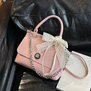 Sac à main rose de style doux avec nœud en dentelle blanche et chaîne argentée