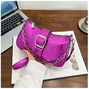 Dettaglio della borsa a spalla viola metallizzato Y2K con fibbia argento su sfondo lifestyle