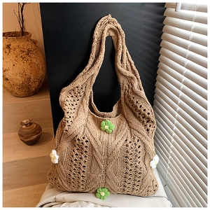 Détail du sac cabas beige tissé main avec motifs floraux 3D au crochet et textures tricot