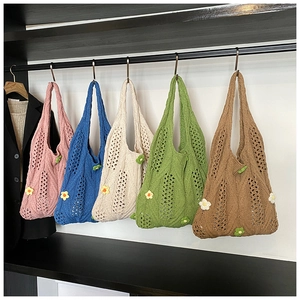 Détails de sacs tricotés colorés avec motifs de fleurs au crochet et texture tissée