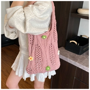 Détail du sac à main rose au crochet avec fleurs 3D et motif en maille ajourée