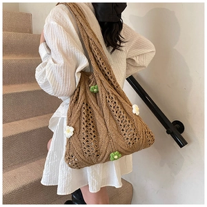 Sac fourre-tout marron au crochet avec fleurs 3D porté à l'épaule pour un look chic