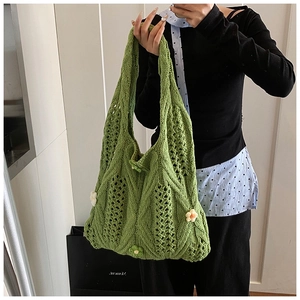 Détails de la maille et fleurs sur un sac cabas tricoté vert herbe pour femmes