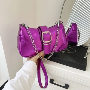 Borsa baguette viola metallizzato con fibbia argento e tracolla a catena vista nello specchio
