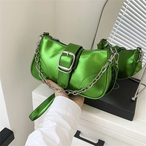 Borsa a tracolla verde metallizzato con catena d'argento e fibbia in stile moderno