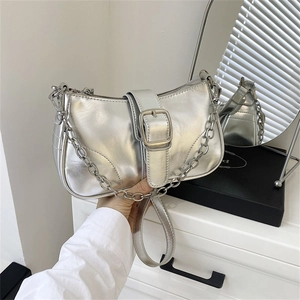 Elegante borsa sottobraccio argento con finitura a specchio e tracolla a catena