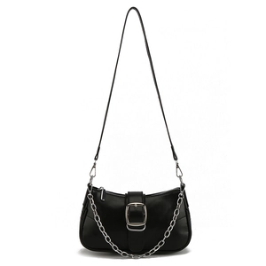 Borsa a tracolla a mezzaluna in pelle PU nera con fibbia argentata e catena decorativa