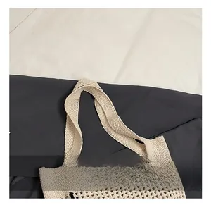 Détail de la poignée tressée et du motif en maille du sac cabas au crochet crème