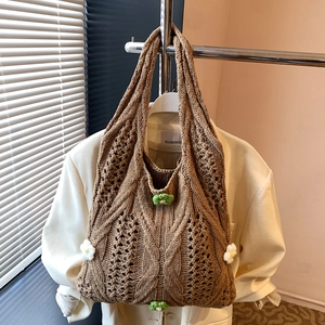Sac fourre-tout en maille marron avec fleurs 3D et texture ajourée sur un blazer