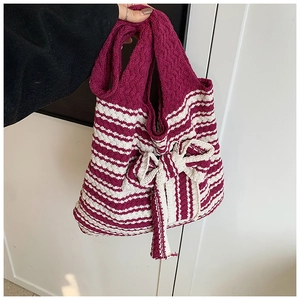 Dettaglio della borsa tote a righe fatta a mano con grande fiocco color magenta