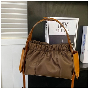 Detailaufnahme der braunen Nylon-Faltentasche mit Lederriemen und Kordelzug-Verschluss