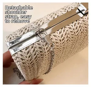 Dettaglio della pochette in paglia beige con tracolla a catena argento rimovibile