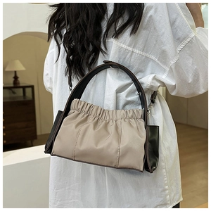 Détails du sac nuage plissé beige avec panneaux latéraux et poignée marron contrastés