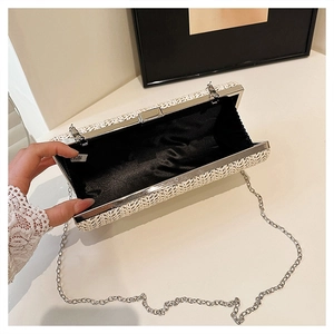 Dettaglio dell'interno della pochette bianca intrecciata con fodera in raso nero