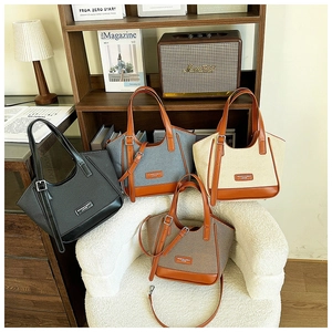 Détail de sacs cabas tissés élégants en quatre couleurs avec finitions cuir