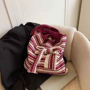 Borsa tote in maglia a righe bordeaux e crema con un grande fiocco decorativo