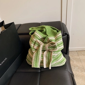 Borsa tote in maglia a righe verdi e beige con dettaglio fiocco fatto a mano
