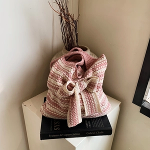Borsa tote in maglia a righe rosa e bianche con fiocco decorativo e bordo a onde