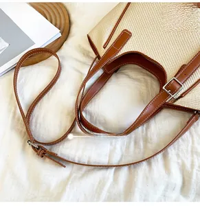 Détails de la bandoulière en cuir réglable et texture tressée du sac fourre-tout