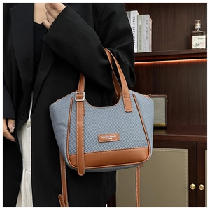 Détail du sac tissé à carreaux bleus avec poignées en cuir et boucle en métal argenté